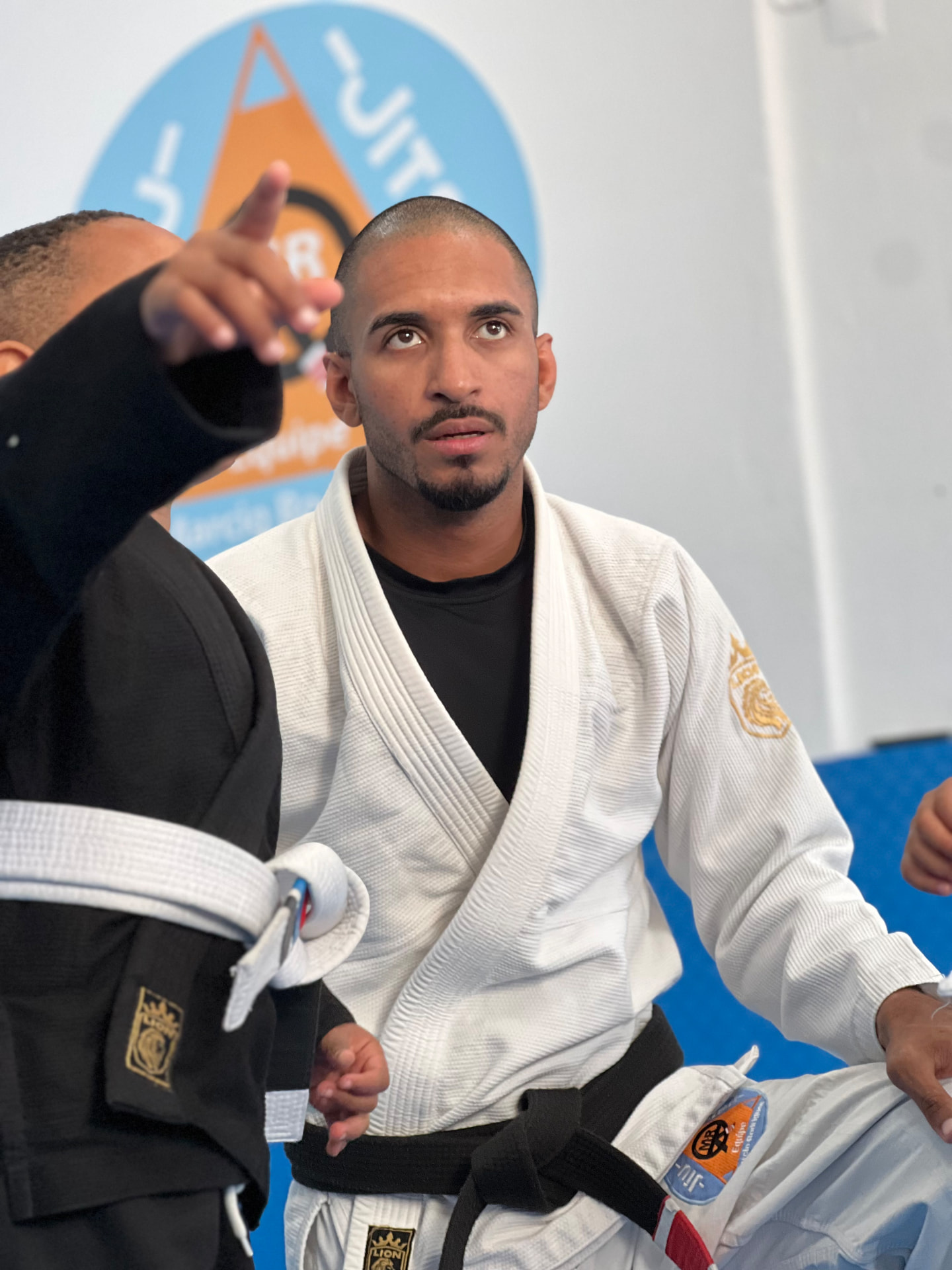 Professor Ricardo Alves a acompanhar uma criança durante o treino