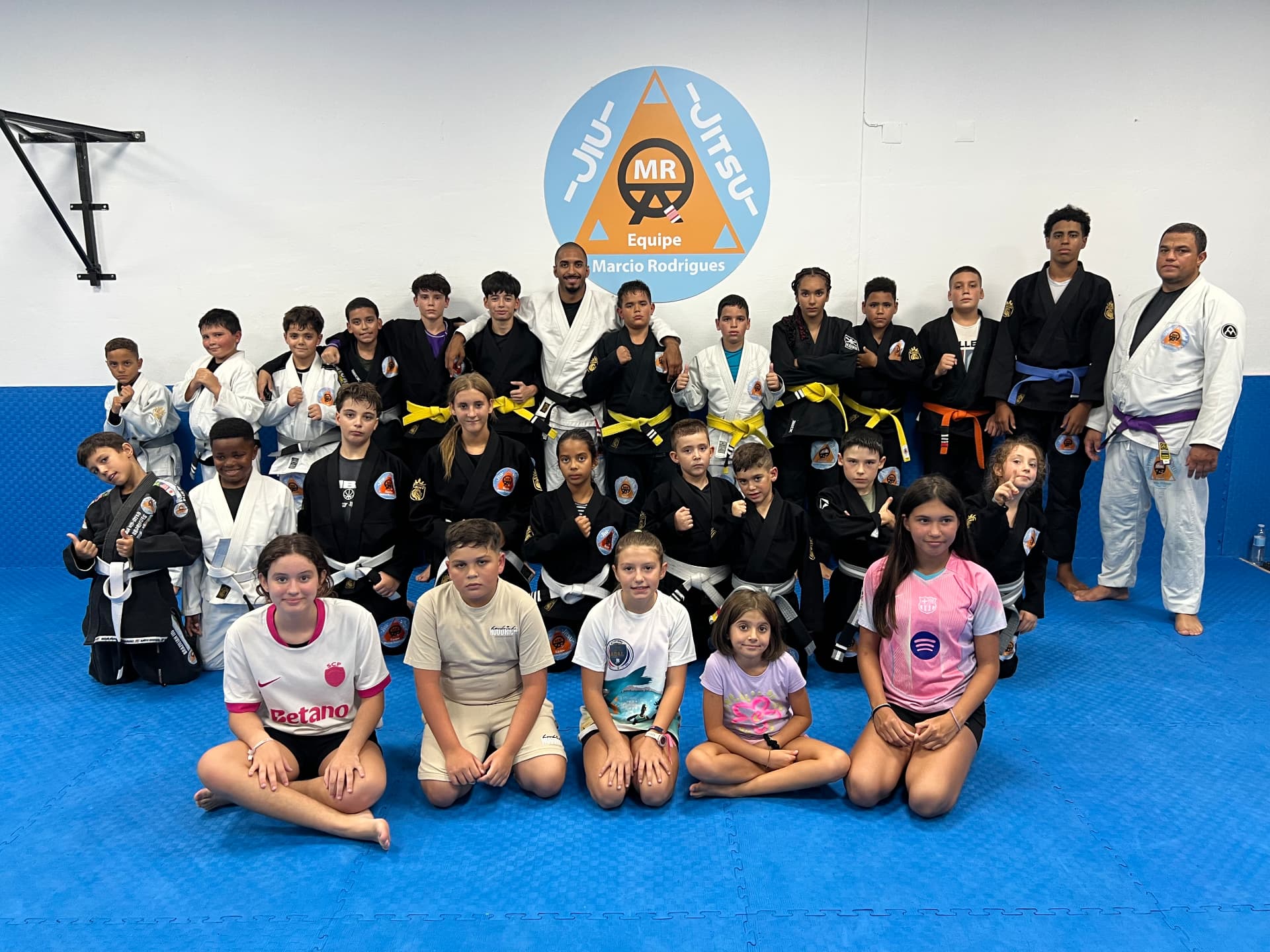 Turma infantil do CTMR Loures reunida no tatame