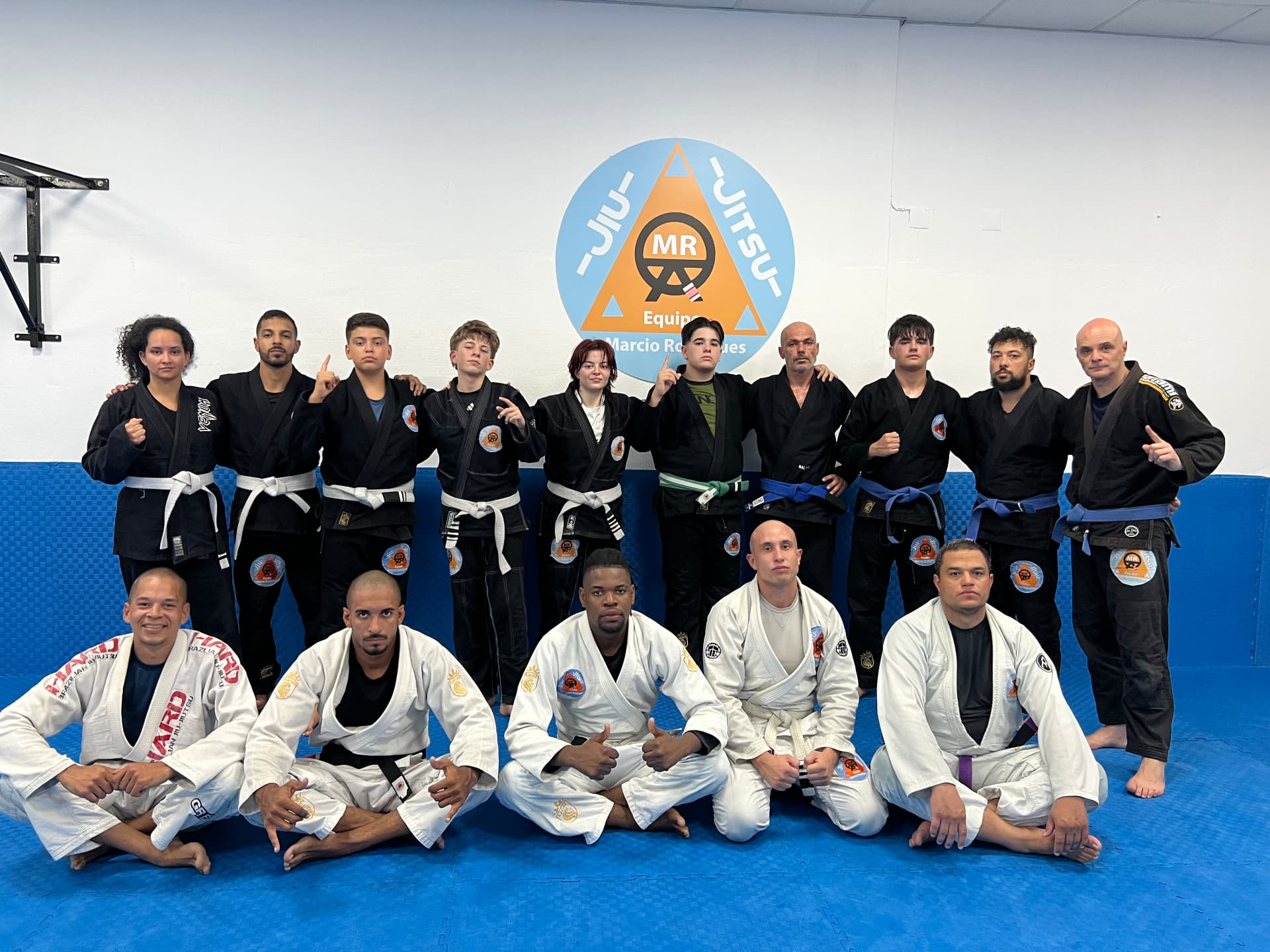 Turma de adultos do CTMR Loures durante um treino de Jiu-Jitsu