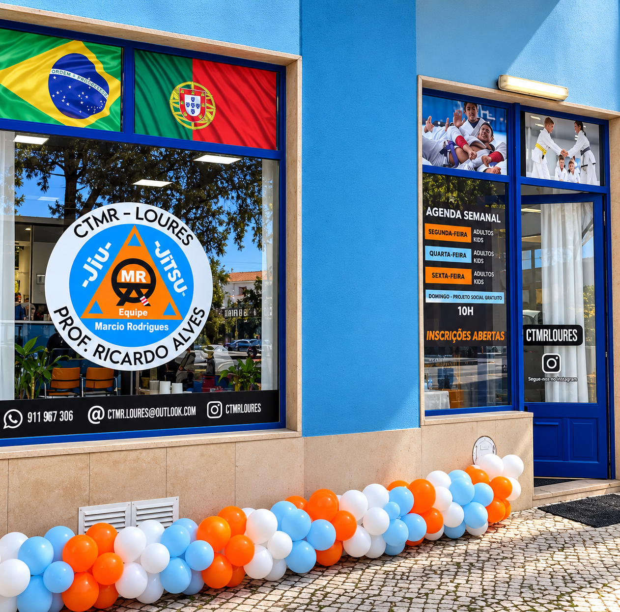 Fachada azul do CTMR Loures, com as bandeiras de Portugal e do Brasil, à entrada da academia